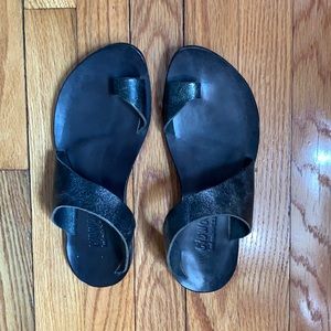 Cydwoq sandals